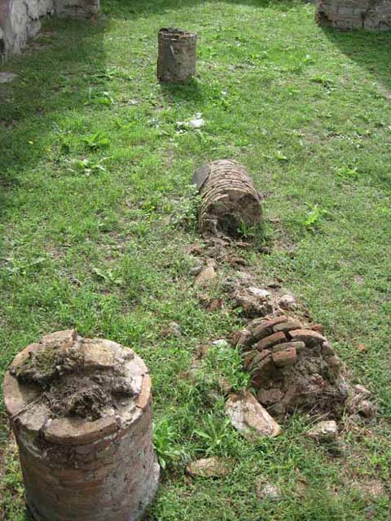 1.2.6 Pompeii. September 2010. Detail of collapsed brick core column in peristyle, looking south. Photo courtesy of Drew Baker.