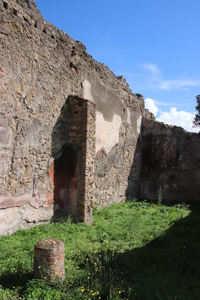 1.2.6 Pompeii. October 2024. 
East wall of peristyle, looking south to triclinium. Photo courtesy of Klaus Heese.
