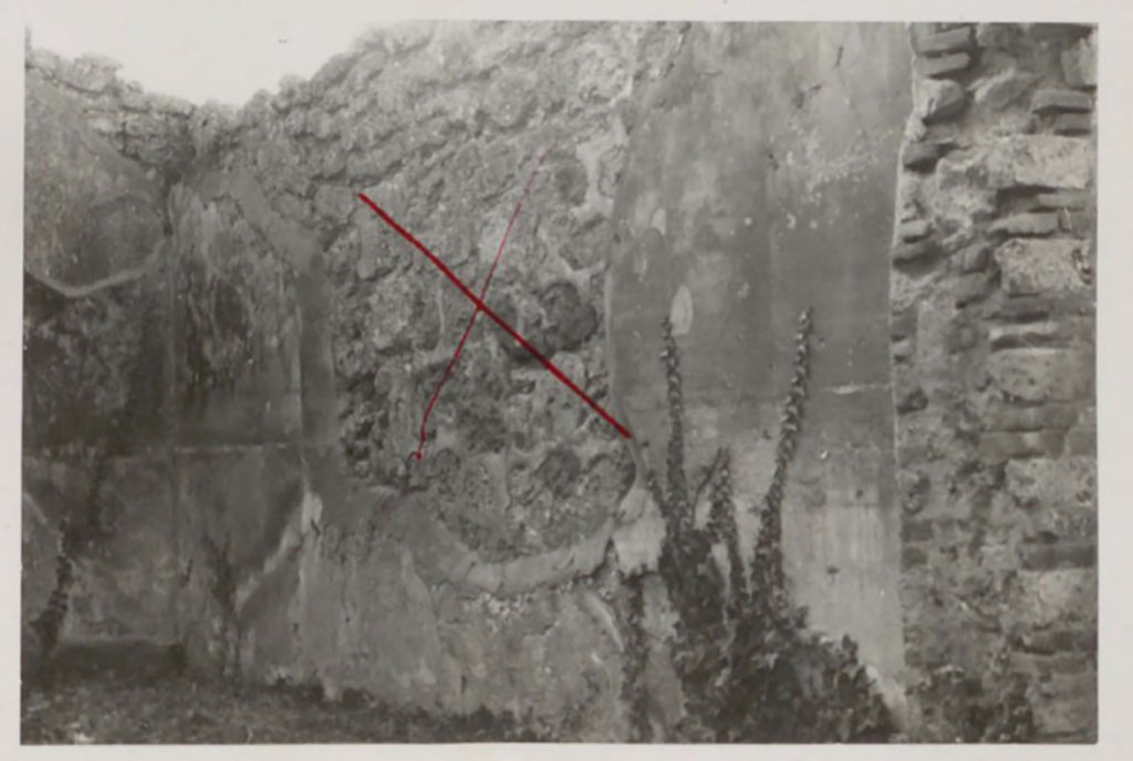 I.2.6 Pompeii. Pre 1942. West wall of triclinium, with site of a central painting marked with “X”.
See Warscher, T. 1942. Catalogo illustrato degli affreschi del Museo Nazionale di Napoli. Sala LXXIX. Vol.1. Rome, Swedish Institute