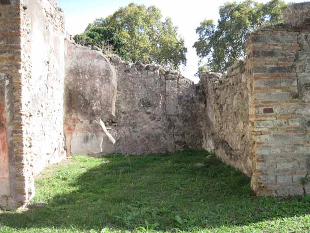 10206%20Baker%20Picture%20188
1.2.6 Pompeii. September 2010. Looking south into triclinium in south-east corner of peristyle.
Photo courtesy of Drew Baker.