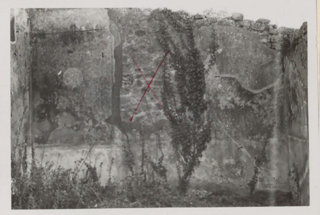 I.2.6 Pompeii. Pre 1942. South wall of triclinium, with medallion and site of central painting marked with “X”.
See Warscher, T. 1942. Catalogo illustrato degli affreschi del Museo Nazionale di Napoli.Sala LXXIX. Vol.1. Rome, Swedish Institute