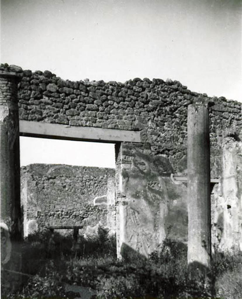 1.2.6 Pompeii. 1935 photo taken by Tatiana Warscher. Looking west from peristyle through doorway to atrium.
See Warscher T., 1935. Codex Topographicus Pompeianus: Regio I.2. (no.18), Rome: DAIR, whose copyright it remains.