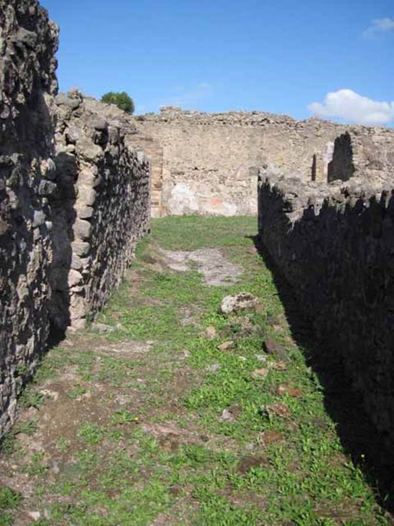 1.2.6 Pompeii. September 2010.  Looking east along entrance fauces towards atrium.
Photo courtesy of Drew Baker.
According to Warscher, quoting Mau in Bdl, 1874, p.199 – I.2.6 “la terza casa ha le fauces piuttosto lunghe, stando a ciascun lato di esse botteghe e retrobotteghe, due a sinistra ed una con scala alle camere superiore a destra, tutte però senza communicazione coll’ interno della casa”.
See Warscher T., 1935. Codex Topographicus Pompeianus: Regio I.2. (after nos 13 and 14), Rome: DAIR, whose copyright it remains. 
(translation: I. 2.6 "the third house had a rather long entrance corridor or fauces, with shops with rear rooms on each side of it, two on the left and one with steps to the upper floor rooms on the right, all though without communication with the interior of the house".