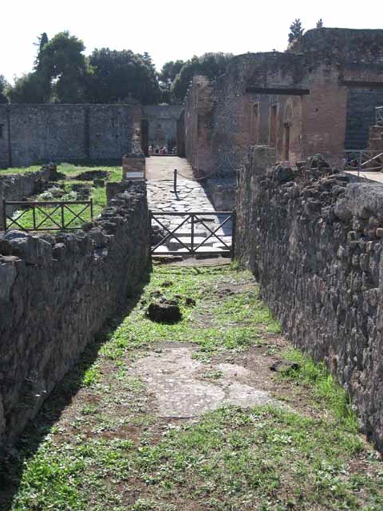 1.2.6 Pompeii. September 2010. Looking west from entrance corridor, towards doorway and Via Stabiana. Photo courtesy of Drew Baker.