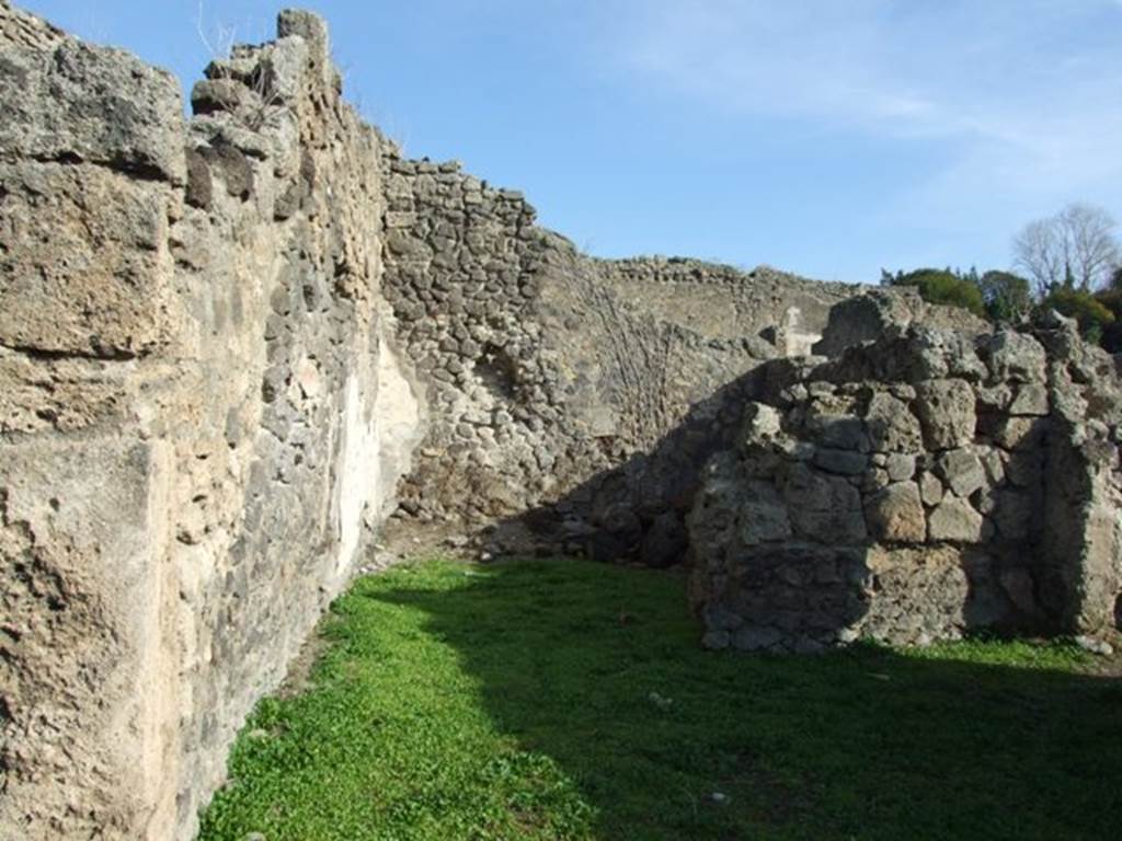 I.2.7 Pompeii.  December 2007. East walls of shop and rear room. Possibly the shape of the window in the wall between both can be made out.