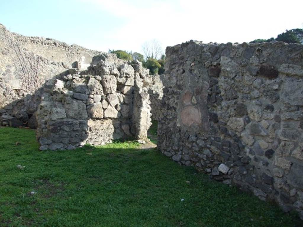 I.2.7 Pompeii.  December 2007. South wall.  
According to Fiorelli, graffiti was found on the right wall near a large window which lit the rear room.  
Neither are now visible.  The graffiti, which probably gave the name of the patron, read
HIRTIA PSACAS C HOSTILIO
                    CONIUGI  SUO
CONOTI  MANUDUCTORI  IIT
CLIIMIINTI MONITORI FRATRI
IIT  DIODOTII  SORORI  IIT  FORTUNA
TO  FRATRI  IIT  CIILIIRI  SUIS
SALUTIIM  SIIMPIIR  UBIQUII
PLURIMA IIT PRIMIGIINIAII
SUAII  SALUTIIM.
See Pappalardo, U., 2001. La Descrizione di Pompei per Giuseppe Fiorelli (1875). Napoli: Massa Editore. (p.35).