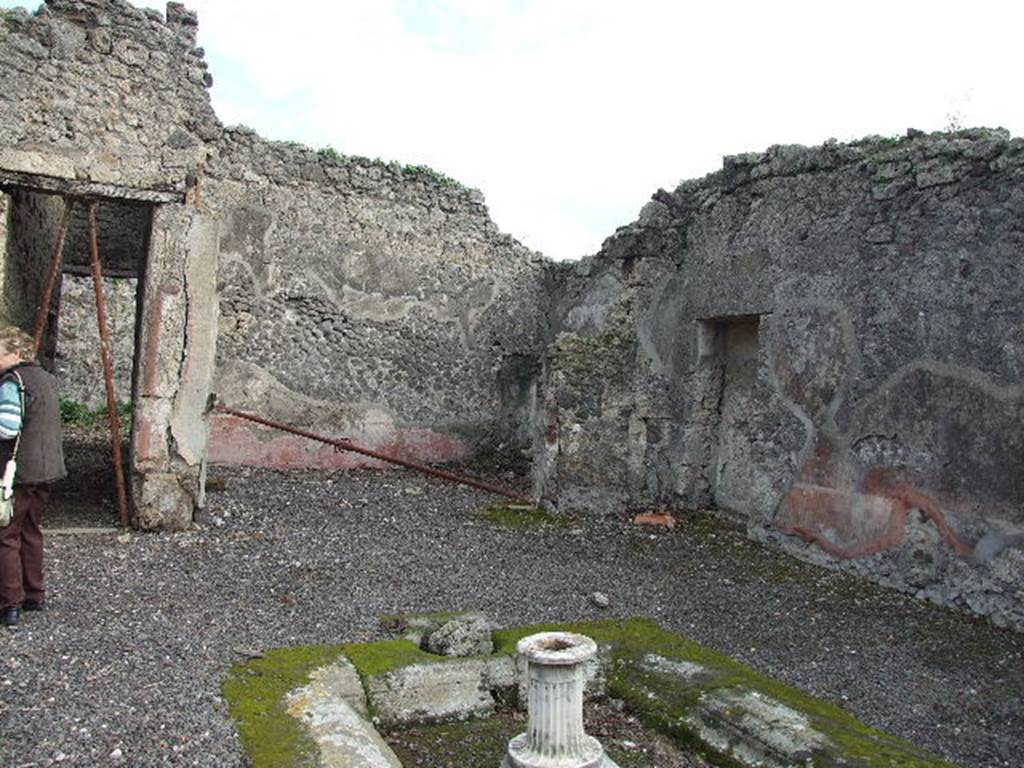 I.2.10 Pompeii. December 2006. Looking east across atrium, to tablinum and door sized niche or cupboard. According to Warscher, quoting BdI, 1874, p.196, she described –
I.2.10 “L’atrium toscanicum ha il pavimento di opus signinum con pietruzze bianche disposte senza regola”.
See Warscher T., 1935. Codex Topographicus Pompeianus: Regio I.2. (after no.21a), Rome: DAIR, whose copyright it remains.