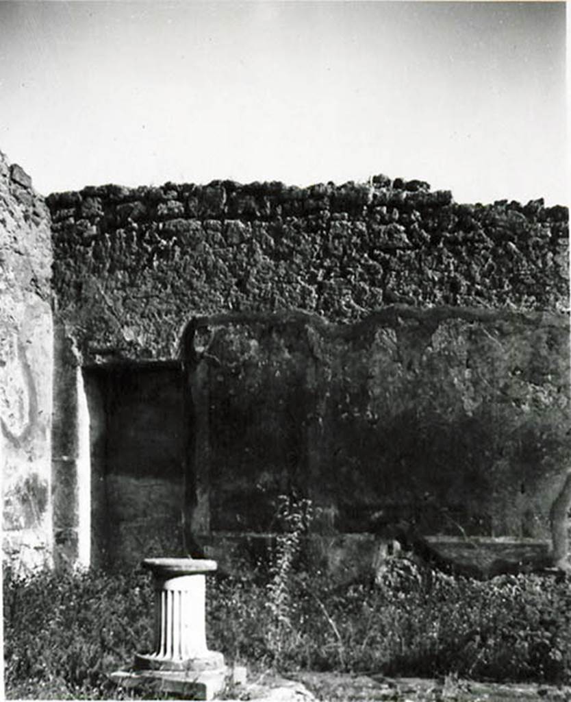 I.2.10 Pompeii. 1935 photo taken by Tatiana Warscher. Looking towards south-east corner of atrium and door sized cupboard or recess.
See Warscher T., 1935. Codex Topographicus Pompeianus: Regio I.2. (no.21a), Rome: DAIR, whose copyright it remains.