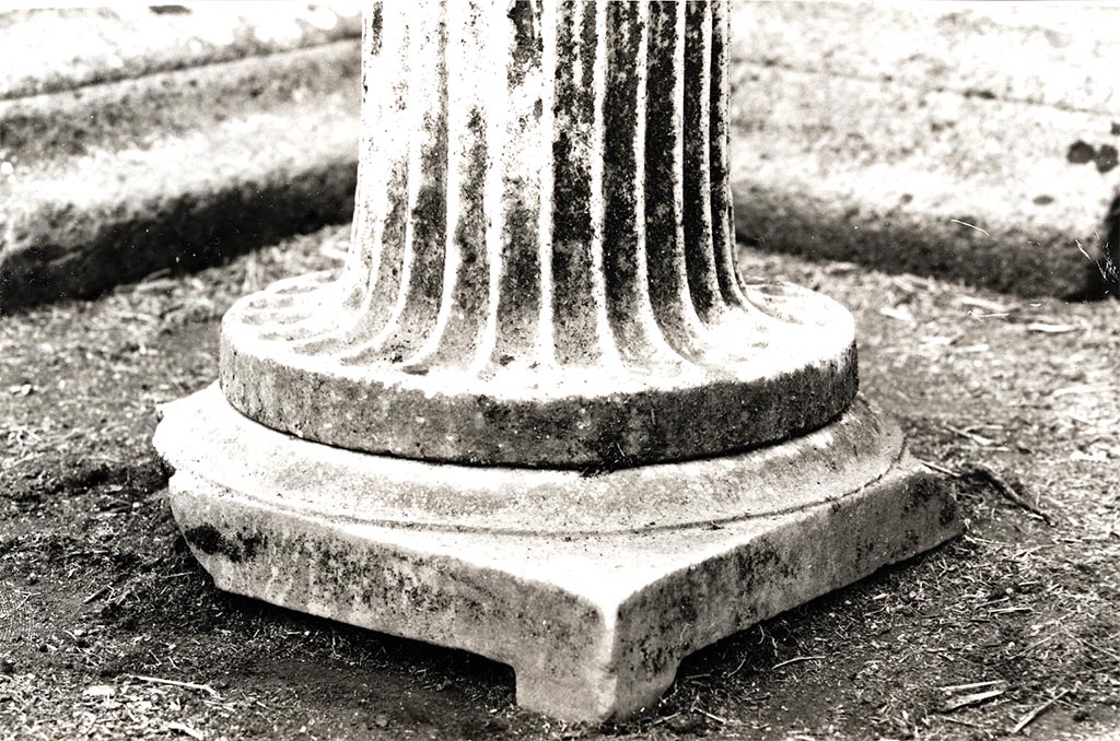I.2.10 Pompeii. 1987. Impluvium and marble base of monopodium.
Photo courtesy of Espen B. Andersson.