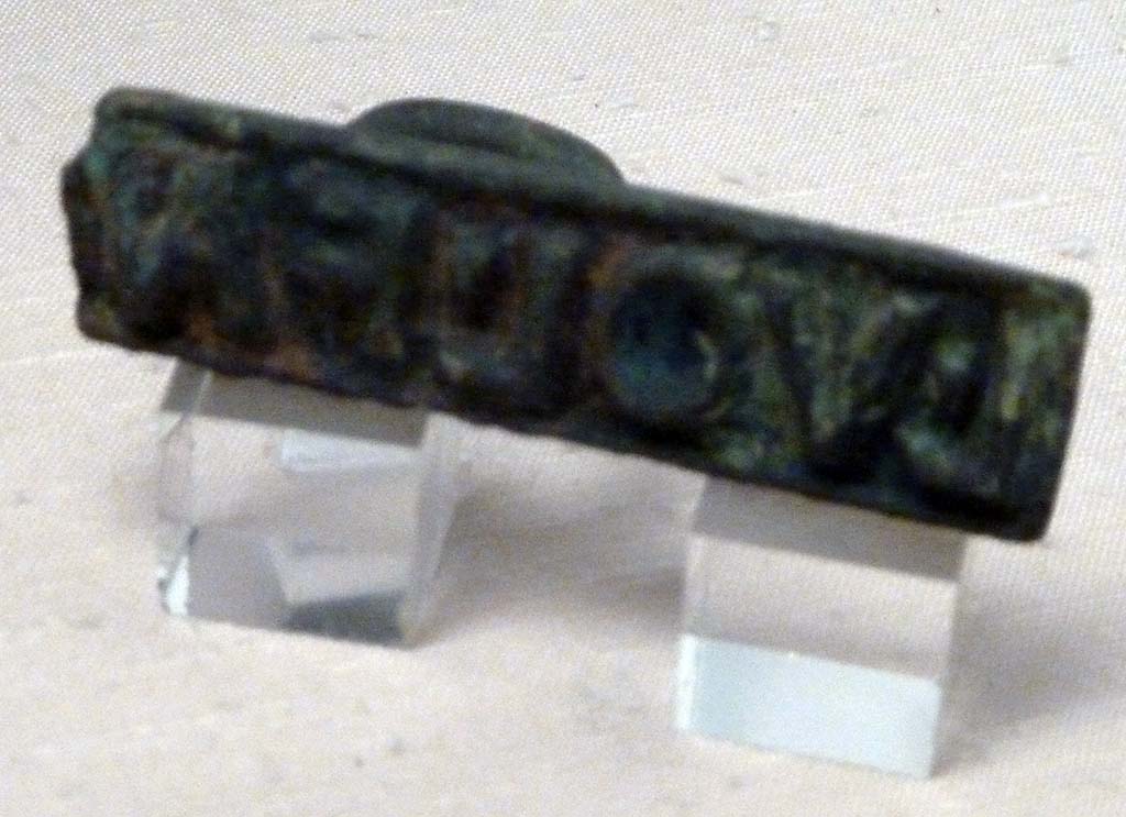 I.2.10 Pompeii. Found in the atrium. Ring seal with the name of L(ucius) VOL(usius) FAV(stus)
Now in Naples Archaeological Museum. Inventory number 109689.
According to Della Corte, perhaps the seal belonged to the head of the family – L. Vol(usius) Fau(stus)  (S.106)  (CIL X 8058, 96).
He may have been a manufacturer of liquamen, as from an inscribed pitcher found here – M. Volusi(us) Fau(stus).
These citizens, living in the same house, may have been brothers.
See Della Corte, M., 1965. Case ed Abitanti di Pompei. Napoli: Fausto Fiorentino. (p.264 and note 3).
Della Corte noted that despite the diligence of Zangemeister, he did not register and number the writing on the pitcher in CIL IV.
This epigraph had been reported by Fiorelli.