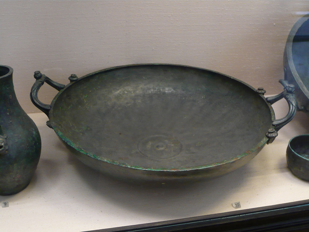 I.2.10 Pompeii. Found in atrium. Bronze bowl. 
Now in Naples Archaeological Museum. Inventory number 115674.