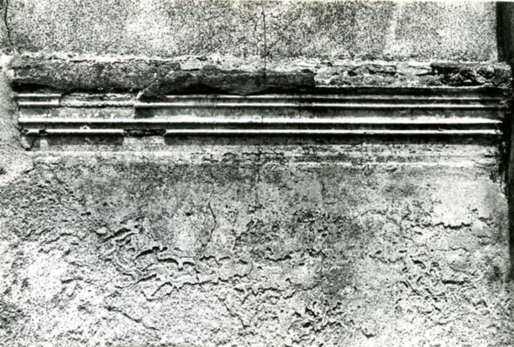 I.2.10 Pompeii. 1972.  House, NE of atrium, E wall, detail of cornice.  Photo courtesy of Anne Laidlaw.
American Academy in Rome, Photographic Archive. Laidlaw collection _P_72_10_3.