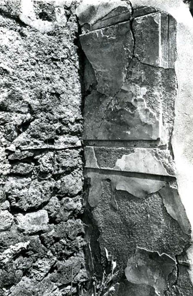 I.2.15 Pompeii. 1972. House, room, SN of corridor, detail SE corner.  Photo courtesy of Anne Laidlaw.
American Academy in Rome, Photographic Archive. Laidlaw collection _P_72_10_5.