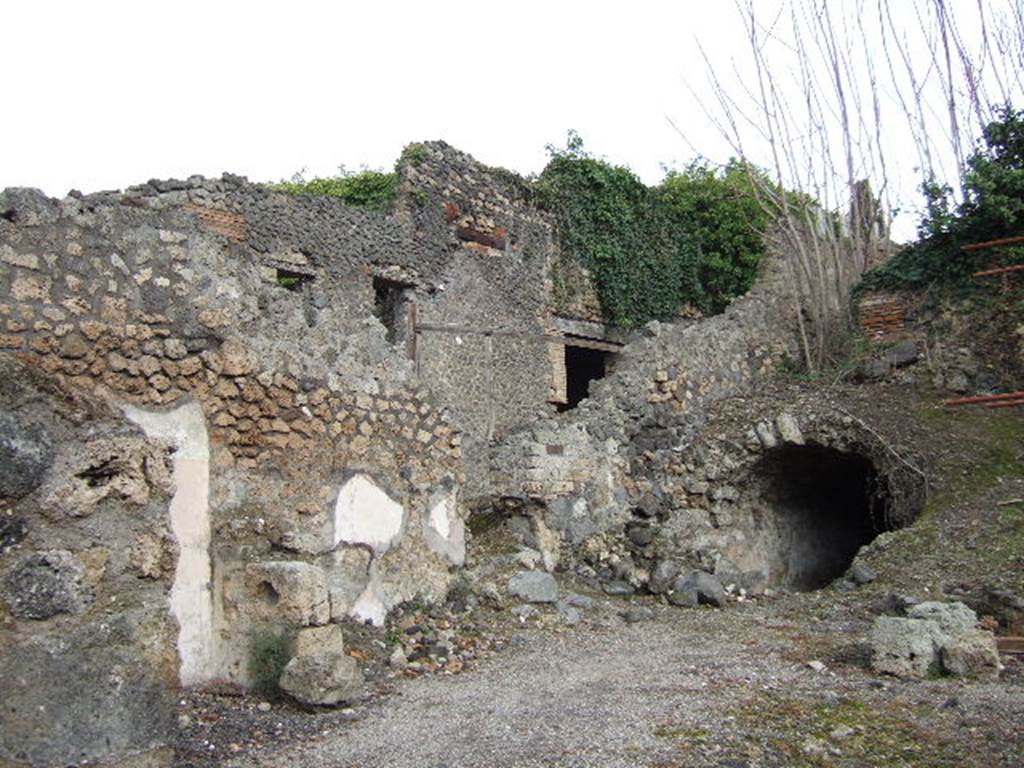 I.2.15 Pompeii. December 2005. Vaulted rainwater cistern, under the west side of the house. According to Garcia y Garcia, the puteal in the atrium on the west side of the entrance doorway, was connected to this cistern.
See Garcia y Garcia, L., 2006. Danni di guerra a Pompei. Rome: L’Erma di Bretschneider.  (p.37)