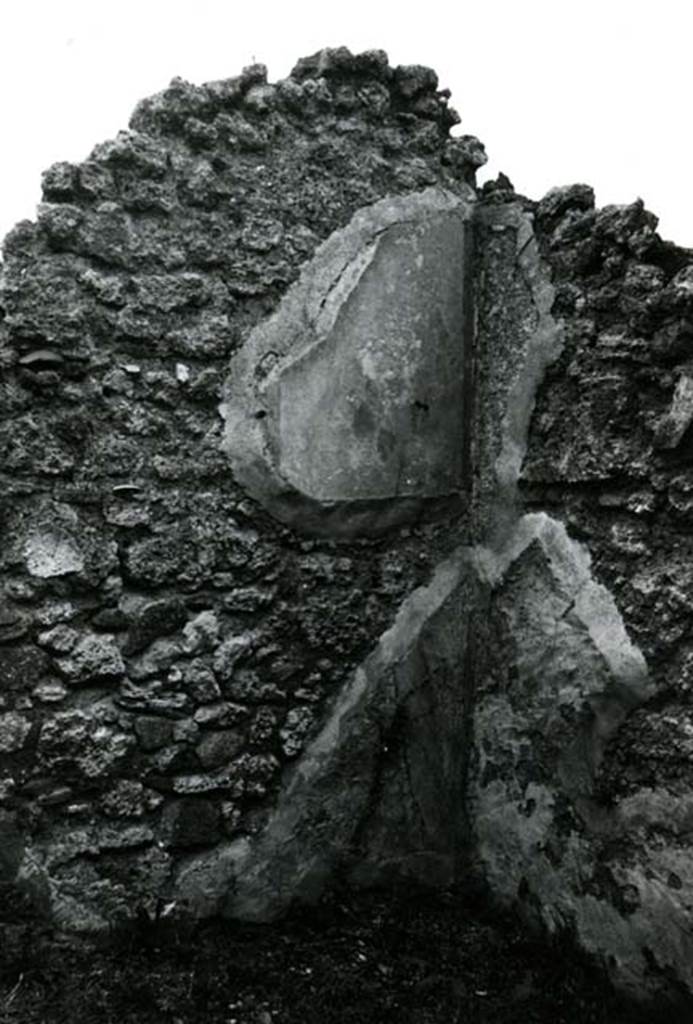 I.2.16 Pompeii. 1975. House, 2nd room, left of garden, NW corners.  Photo courtesy of Anne Laidlaw.
American Academy in Rome, Photographic Archive. Laidlaw collection _P_75_2_17.
