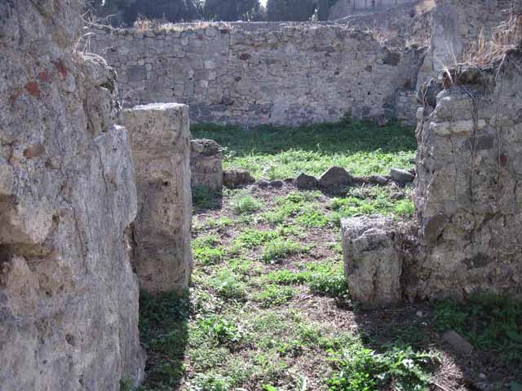 1.2.16 Pompeii. September 2010. Room 3, doorway in west wall leading to east portico of garden. Photo courtesy of Drew Baker.