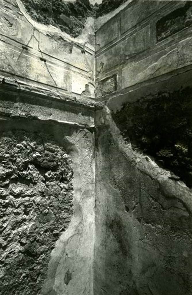 I.2.16 Pompeii. 1969. House, exedra F, left N wall and NE corner.  Photo courtesy of Anne Laidlaw.
American Academy in Rome, Photographic Archive. Laidlaw collection _P_69_10_29A.