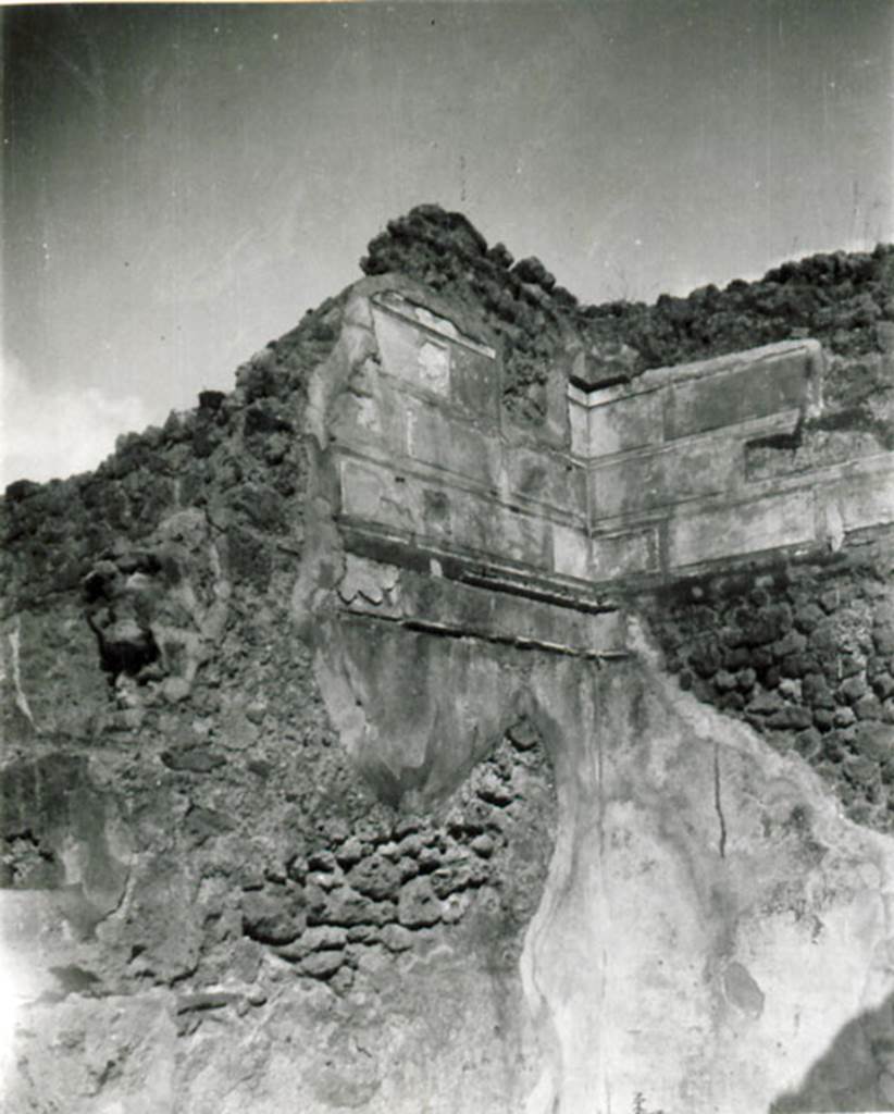 I.2.16 Pompeii. 1935 photograph taken by Tatiana Warscher. Looking towards north-east corner of oecus (our room 4, her room “f”). According to Warscher, I.2.16 – “Nelle stanze “f” and “g” sono rimaste le pitture del primo stile”. See Warscher T., 1935. Codex Topographicus Pompeianus: Regio I.2. (no.26, stanza “f”), Rome: DAIR, whose copyright it remains. (translation: “In the rooms “f” and “g” are remains of First style painting”.)