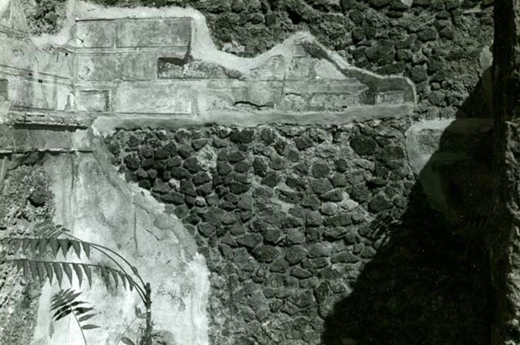 I.2.16 Pompeii. 1968. House, 2nd room, left of garden, back (east) wall, overall view.  
Photo courtesy of Anne Laidlaw.
American Academy in Rome, Photographic Archive. Laidlaw collection _P_68_5_3.