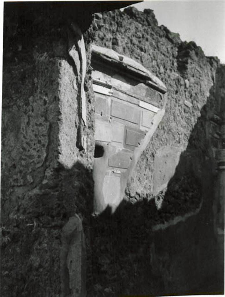 I.2.16 Pompeii. 1935 photo taken by Tatiana Warscher. North wall with remaining painted plaster, (our room 5, her room “g”). According to Warscher, I.2.16 – “Nelle stanze “f” and “g” sono rimaste le pitture del primo stile”.
See Warscher T., 1935. Codex Topographicus Pompeianus: Regio I.2. (no.27, stanza “g”), Rome: DAIR, whose copyright it remains.
(translation: “In the rooms “f” and “g” are remains of First style painting”.)