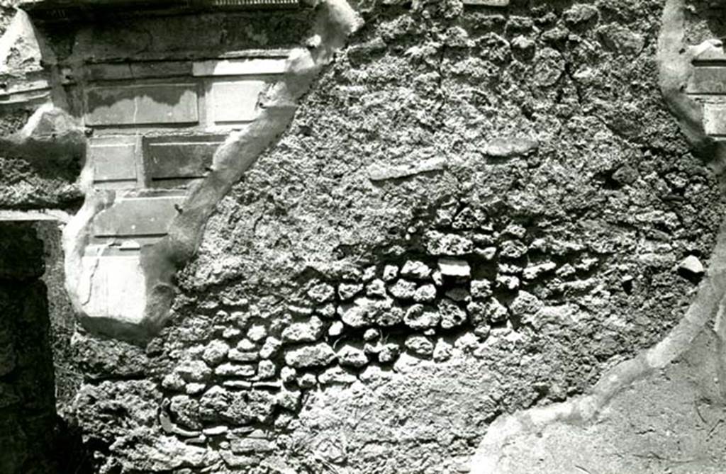 I.2.16 Pompeii. 1969. House, cubiculum g, left N wall.  Photo courtesy of Anne Laidlaw.
American Academy in Rome, Photographic Archive. Laidlaw collection _P_69_10_1A.
