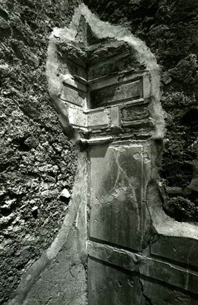 I.2.16 Pompeii. 1969. House, cubiculum g, NE corner.  Photo courtesy of Anne Laidlaw.
American Academy in Rome, Photographic Archive. Laidlaw collection _P_69_10_2A.