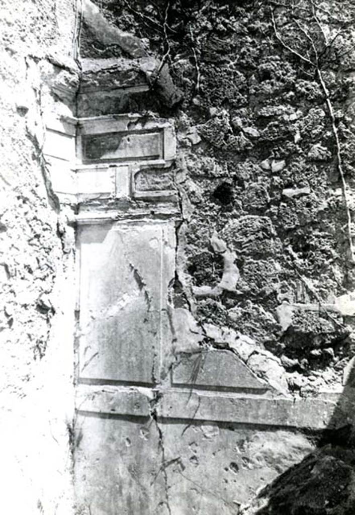 I.2.16 Pompeii. 1965. House, cubiculum g, NE corner, detail.  Photo courtesy of Anne Laidlaw.
American Academy in Rome, Photographic Archive. Laidlaw collection _P_65_2_25.