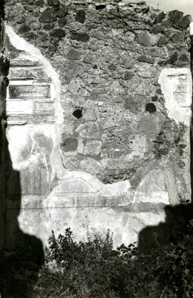 I.2.16 Pompeii. 1968. House, cubiculum g, back E wall.  Photo courtesy of Anne Laidlaw.
American Academy in Rome, Photographic Archive. Laidlaw collection _P_68_6_12.