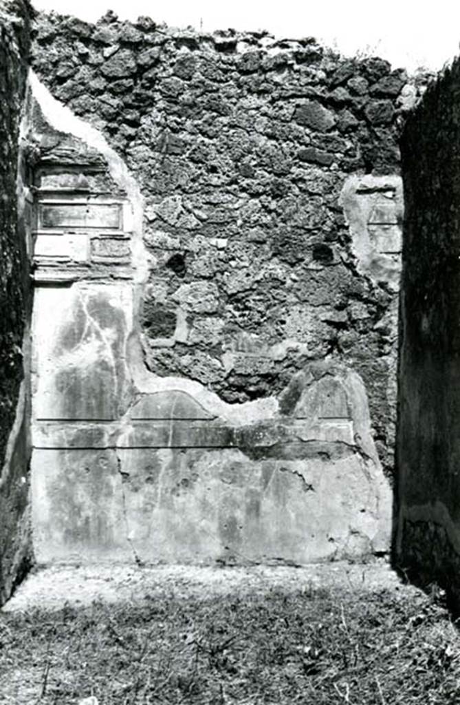 I.2.16 Pompeii. House, cubiculum g, back E wall.  Photo courtesy of Anne Laidlaw.
American Academy in Rome, Photographic Archive. Laidlaw collection _P_72_9_37.