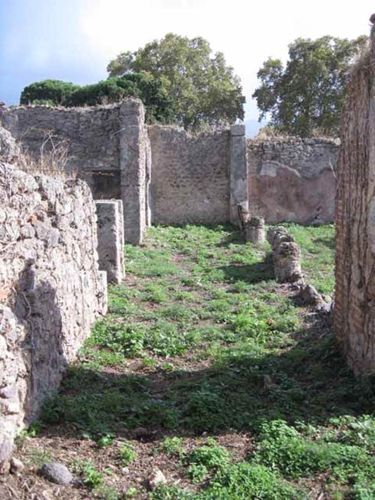 1.2.16 Pompeii. September 2010. Room 1, looking south along east portico.
Photo courtesy of Drew Baker.