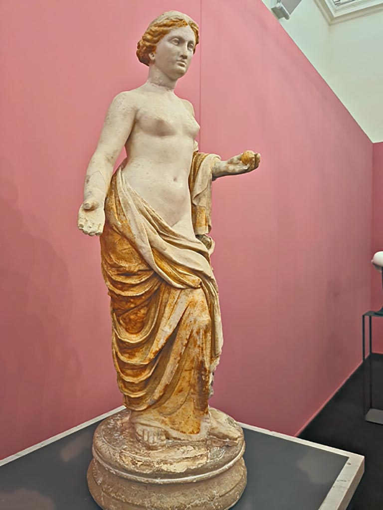 I.2.17 Pompeii. October 2023. 
Statuette of Venus from Room 13, east wall, found in March 1873. 
Now in Naples Archaeological Museum. Inventory number 109608.
On display in “L’altro MANN” exhibition, October 2023. Photo courtesy of Giuseppe Ciaramella.