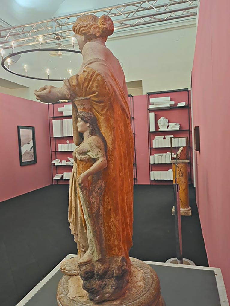 I.2.17 Pompeii. October 2023. 
Side and rear view of statuette of Venus from Room 13, east wall, found in March 1873. 
Now in Naples Archaeological Museum. Inventory number 109608.
On display in “L’altro MANN” exhibition, October 2023. Photo courtesy of Giuseppe Ciaramella.