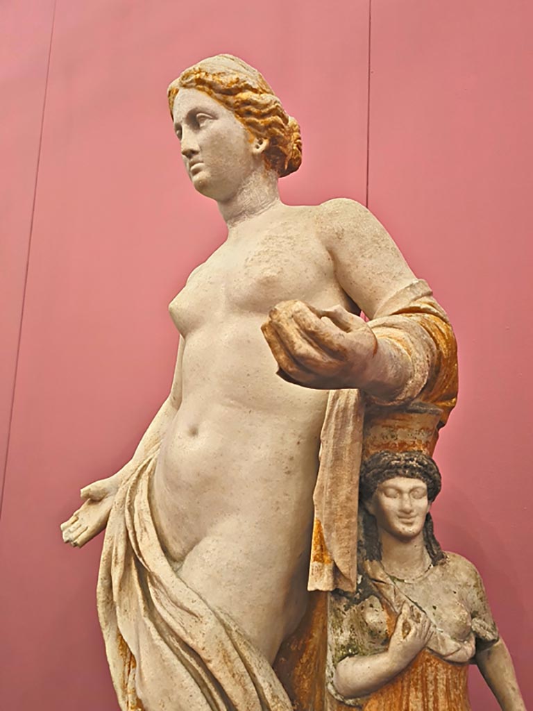I.2.17 Pompeii. October 2023. 
Detail of statuette of Venus from Room 13, east wall, found in March 1873. 
Now in Naples Archaeological Museum. Inventory number 109608.
On display in “L’altro MANN” exhibition, October 2023. Photo courtesy of Giuseppe Ciaramella.