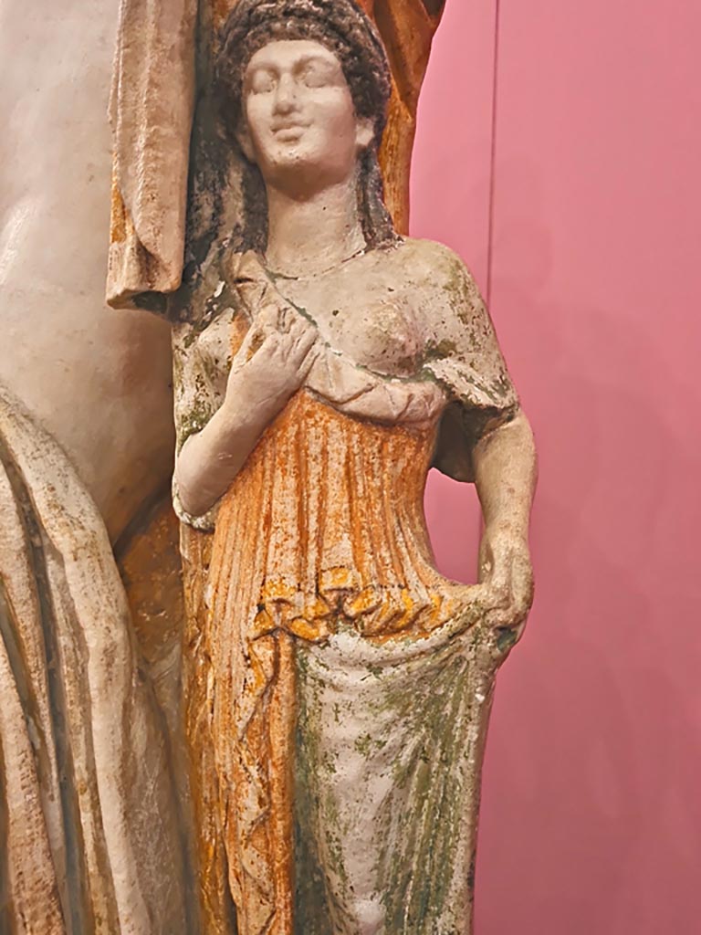 I.2.17 Pompeii. October 2023. 
Detail of the small statuette at the side of Venus, which she leans on, from Room 13, east wall, found in March 1873. 
Now in Naples Archaeological Museum. Inventory number 109608.
On display in “L’altro MANN” exhibition, October 2023. Photo courtesy of Giuseppe Ciaramella.