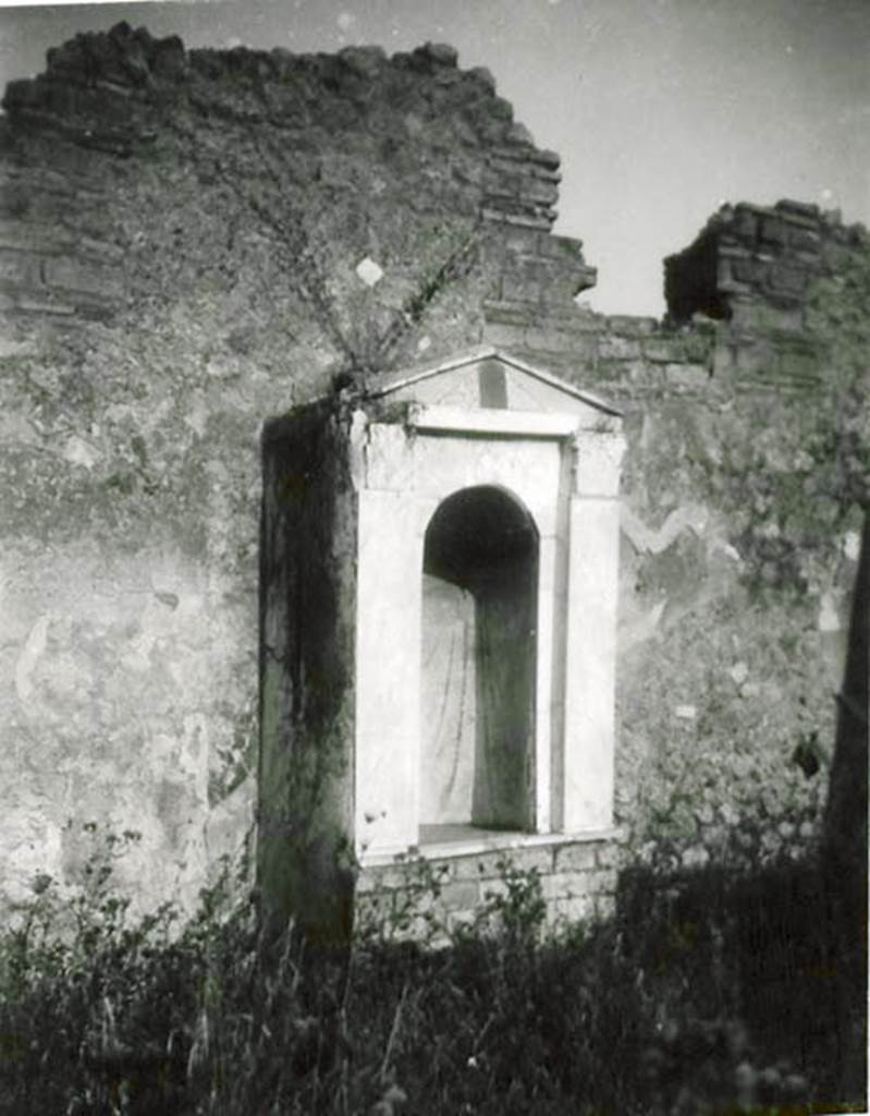 1.2.17 Pompeii. 1935 photo taken by Tatiana Warscher. Looking towards east wall, with shrine to Venus.   This originally contained a statue of Venus.
See Warscher T., 1935. Codex Topographicus Pompeianus: Regio I.2. (no.31), Rome: DAIR, whose copyright it remains.