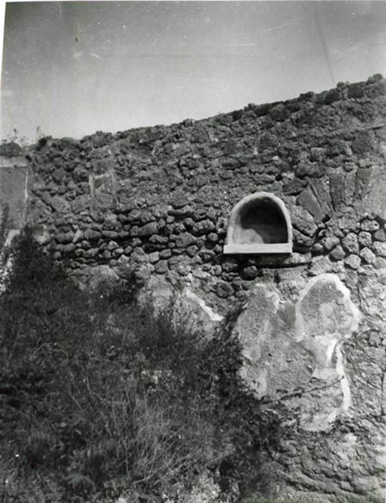 I.2.20 Pompeii. 1935 photo taken by Tatiana Warscher.  Looking towards north wall of garden with niche.  Warscher noted “La pittura del larario è svanita”. (translation: The lararium painting had vanished).
See Warscher T., 1935. Codex Topographicus Pompeianus: Regio I.2. (no.35), Rome: DAIR, whose copyright it remains.