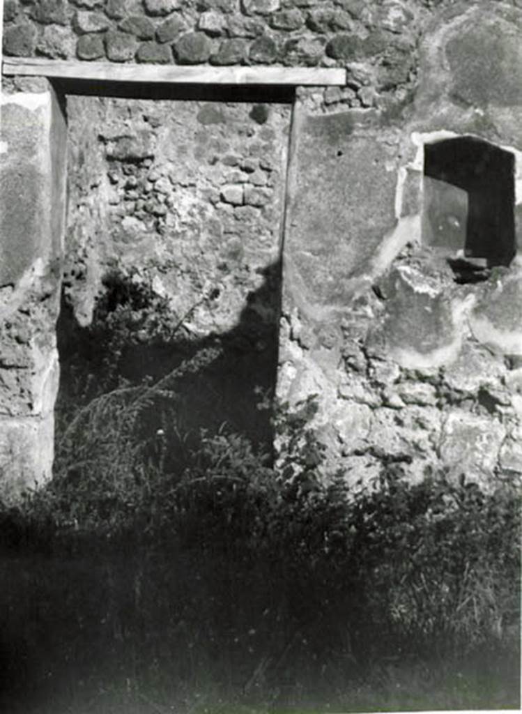 I.2.22 Pompeii. 1935 photo taken by Tatiana Warscher. Doorway to room 4, in north wall of atrium or shop-room.  
See Warscher T., 1935. Codex Topographicus Pompeianus: Regio I.2. (no.38), Rome:DAIR, whose copyright it remains. Warscher described this photograph as “la porta d’un cubicolo”.
