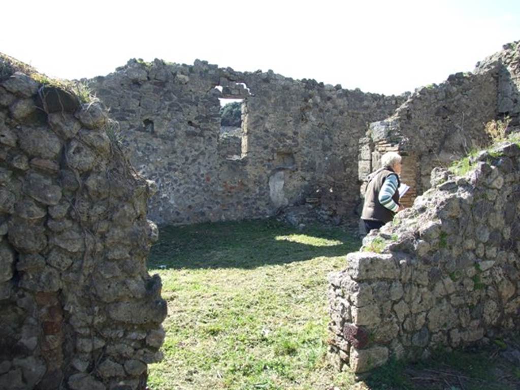 I.2.22 Pompeii. March 2009. Doorway from room 1, to room 5, open garden area.
According to Warscher, quoting Fiorelli in Descrizione (p.46), she described – “Una seconda area, scoperta nel mezzo, e protetta in due lati con tettoia sostenuta da pilastro, tiene intorno a se una grande apotheca ed un piccolo dormitorio, con avanzi di mura appartenete a più vetuste costruzioni”.
See Pappalardo, U., 2001. La Descrizione di Pompei per Giuseppe Fiorelli (1875). Napoli: Massa Editore. (p.37)
See Warscher T., 1935. Codex Topographicus Pompeianus: Regio I.2. Rome:DAIR, whose copyright it remains.
(translation: "A second area, uncovered in the middle, and protected on both sides with roof supported by pillars, internally containing a large storeroom and a small dormitory, with leftover walls belonging to much older buildings”.)