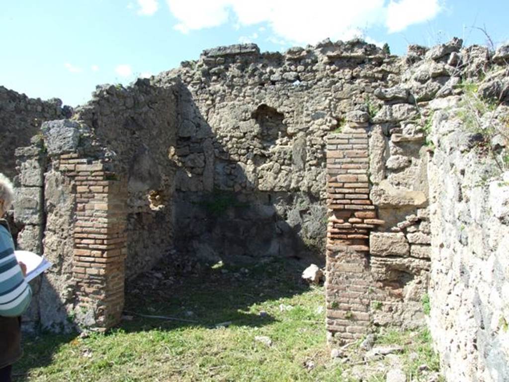 I.2.22 Pompeii.  March 2009.  Room 6, in north east corner of open garden area.
According to Warscher, the north wall seemed to have been very old. “Il muro nord sembra essere molto antico, giacche si vedono i gruppi delle pietre di lava, come per esempio nella stanza “f” (our room 6). Le pareti che separano le stanze “f” e “g” (rooms 6 and 7) dalla grande stanza “e” (room 5) sono di tufo. Nell’epoca tarda queste pareti sono state ingrandite con mattoni”.  (see picture 40 below).
See Warscher T., 1935. Codex Topographicus Pompeianus: Regio I.2. Rome: DAIR, whose copyright it remains.