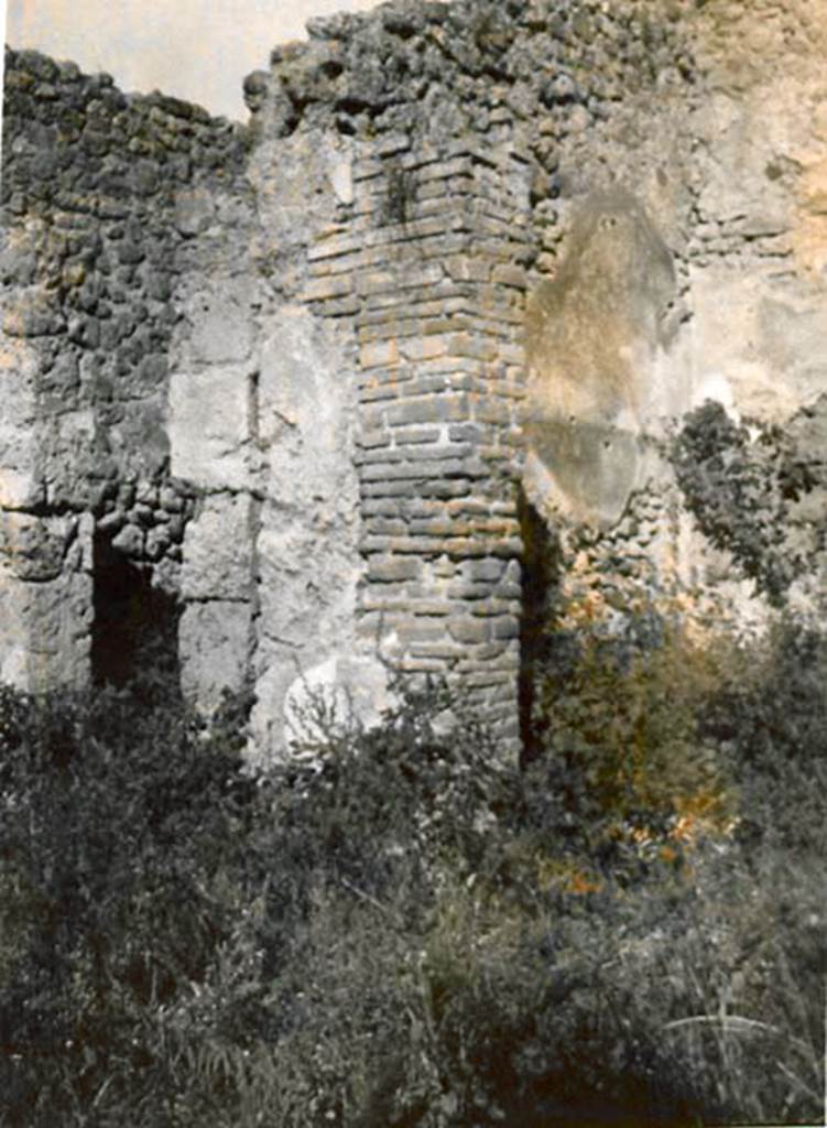 I.2.22 Pompeii. 1935 photo taken by Tatiana Warscher. Looking towards north side of open garden area, towards pilaster separating room 7 (on left) and room 6, (on right).  
See Warscher T., 1935. Codex Topographicus Pompeianus: Regio I.2. (no.40), Rome: DAIR, whose copyright it remains.