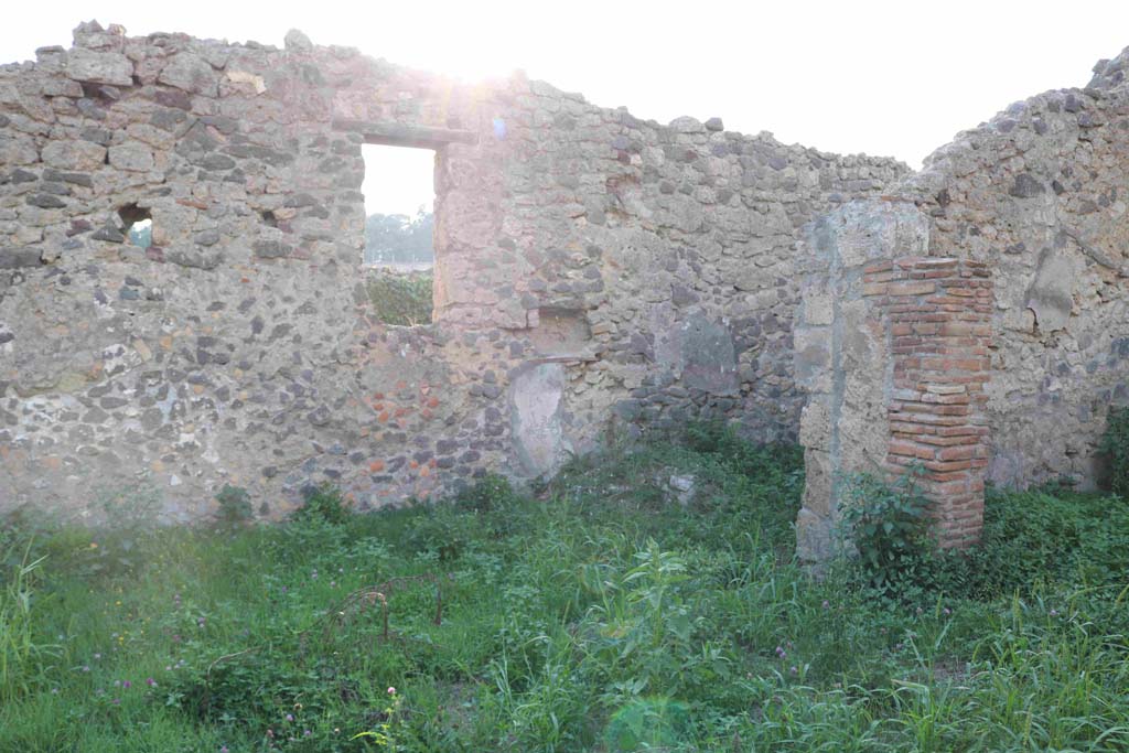 I.2.22 Pompeii. September 2018. 
Looking north-west across room 5, the garden area, towards small room 7 in north-west corner. Photo courtesy of Aude Durand.