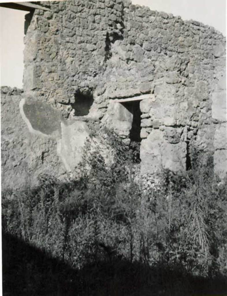 I.2.22 Pompeii. 1935 photograph taken by Tatiana Warscher. Looking towards north-west corner of open area, with window overlooking I.2.24, in the west wall.
According to Warscher, “Una grande finestra nel muro ovest illuminava la stanza “L” della casa I.2.24.  
See Warscher T., 1935. Codex Topographicus Pompeianus: Regio I.2. (no.39), Rome: DAIR, whose copyright it remains.  (translation: A large window in the west wall lit the room “L” of house I.2.24”).