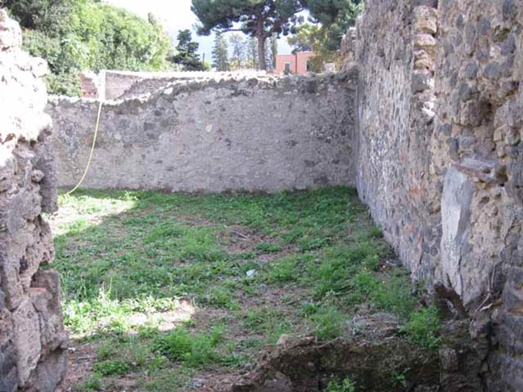 I.2.22 Pompeii. September 2010. Room 7, looking south across west end of garden area. Photo courtesy of Drew Baker.