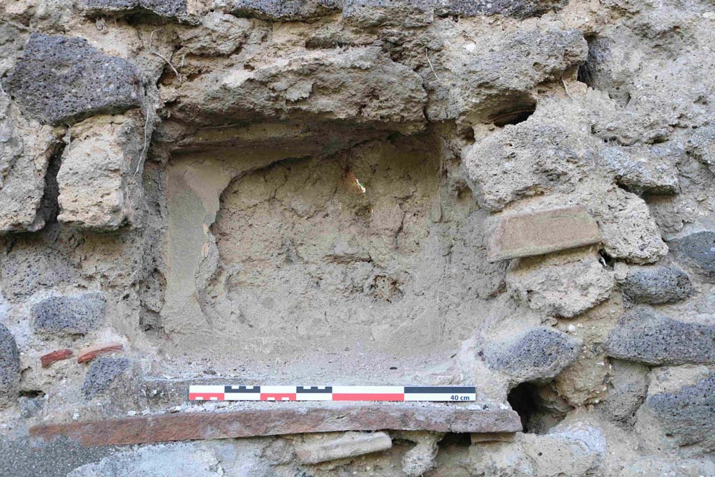 I.2.22 Pompeii. September 2018. Detail of niche in west wall of garden room 5. Photo courtesy of Aude Durand.