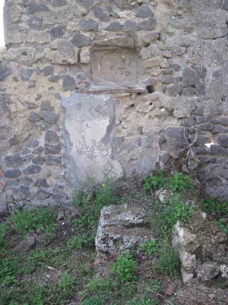 I.2.22 Pompeii. September 2010. Room 5, detail of niche in west wall of garden area. Photo courtesy of Drew Baker.