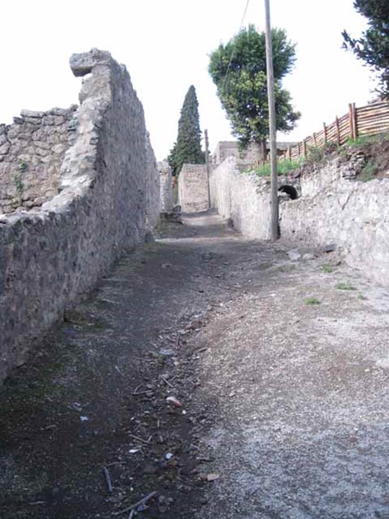 I.2.22 Pompeii. September 2010. Looking north along Vicolo del Citarista towards doorway, on left. Photo courtesy of Drew Baker.