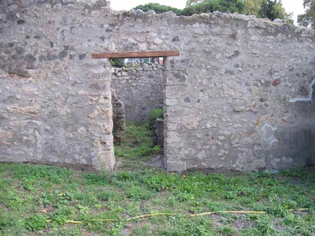 I.2.22 Pompeii. September 2010. Room 1, south wall with doorway to kitchen in rooms 2 and 3. Photo courtesy of Drew Baker.
Warscher described this area as “La parte sud, a sinistra dell’ingresso è occupata dalla cucina con focolare e da una stanza con puteale”.
See Warscher T., 1935. Codex Topographicus Pompeianus: Regio I.2. Rome: DAIR.