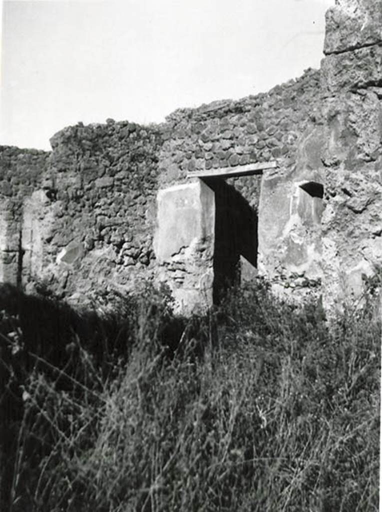 I.2.22 Pompeii. 1935 photo taken by Tatiana Warscher.  Looking towards north-west corner of atrium and doorway to room 4, a cubiculum.  
See Warscher T., 1935. Codex Topographicus Pompeianus: Regio I.2. (no.37), Rome: DAIR, whose copyright it remains.