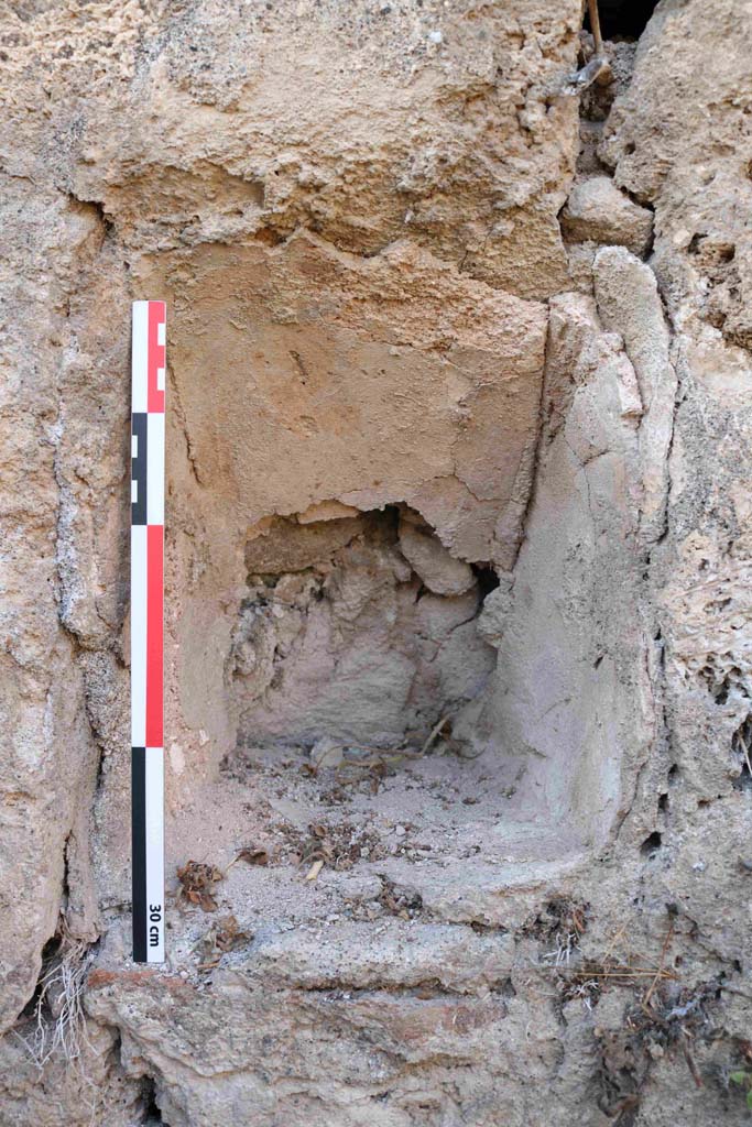 I.2.23 Pompeii. September 2018. 
Detail of niche set into north wall of kitchen area. Photo courtesy of Aude Durand.