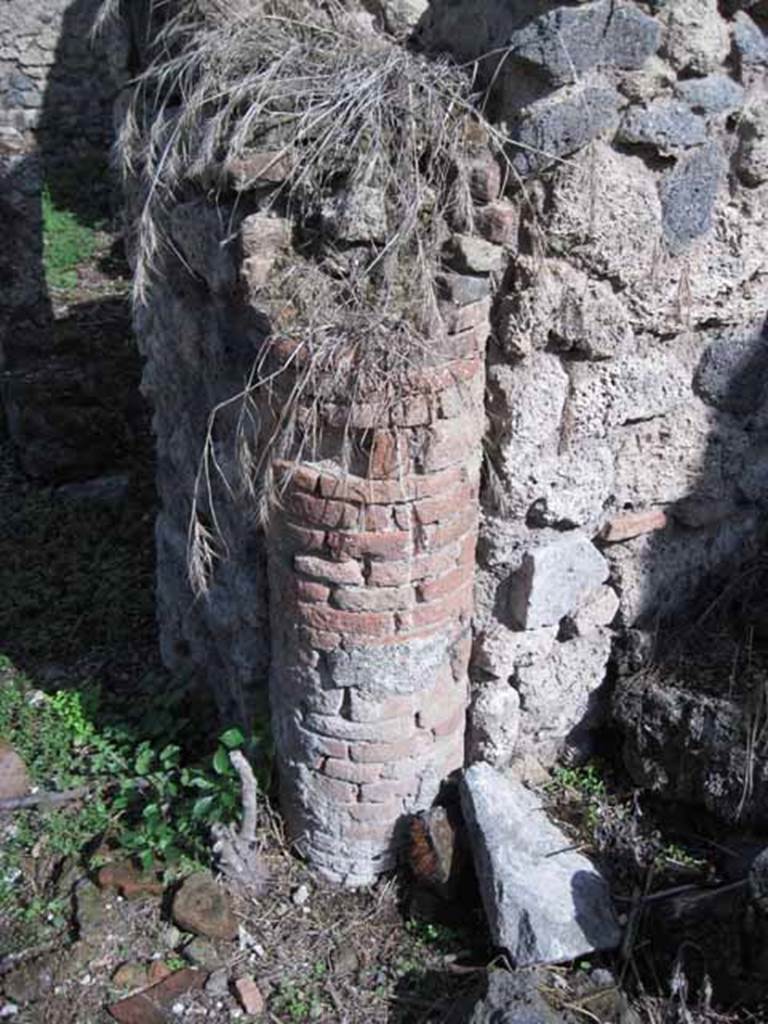 I.2.24 Pompeii. September 2010. Detail of corner brick column in east wall of small room. Photo courtesy of Drew Baker.